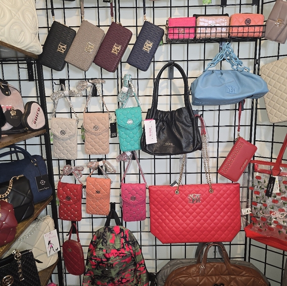 SOLO Handbags/Wallets Show: Next Show Coming Soon! - Picture 6 of 10